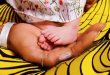 NAOMI CAMPBELL MIRA PA PROME BIAHA CU SU BABY