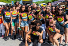 MULTITUD DI STUDIANTE A GOSA DURANTE PARADA ESCOLAR